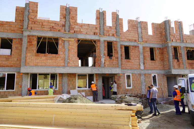FOTO: Două căsuțe de tip familial sunt în construcție în Sibiu