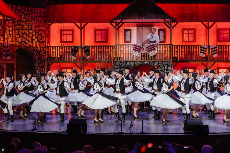 Mâine începe Festivalul Național „Ioan Macrea”. Nume mari ale folclorului românesc vor ajunge la Sibiu