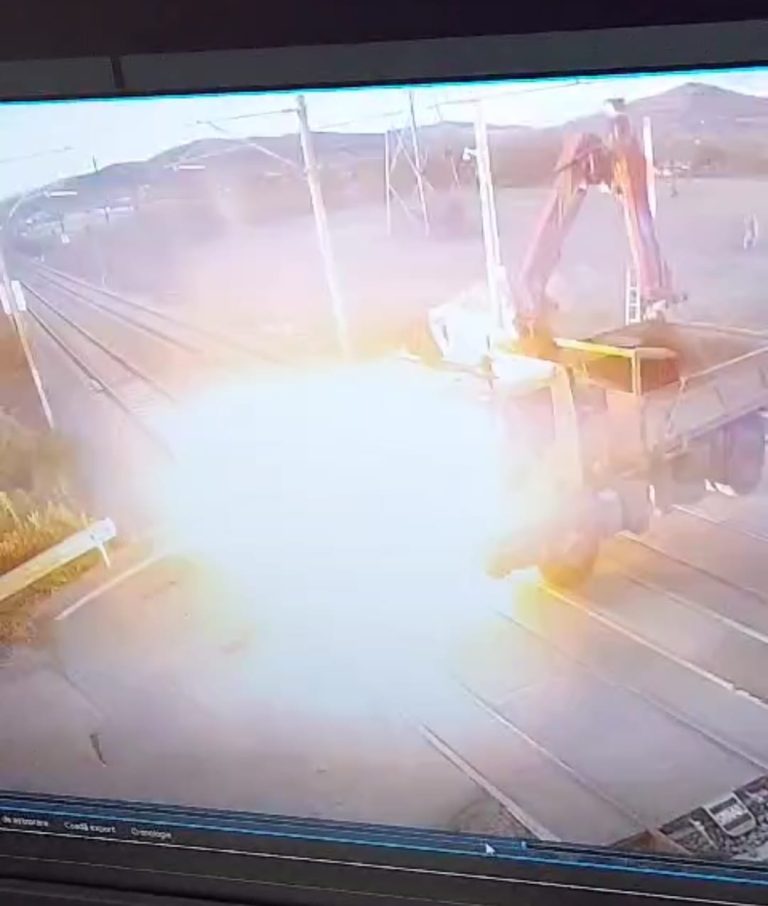 FOTO/VIDEO: Circulația trenurilor, blocată la intrarea în Mediaș. Un utilaj a rupt firele de contact