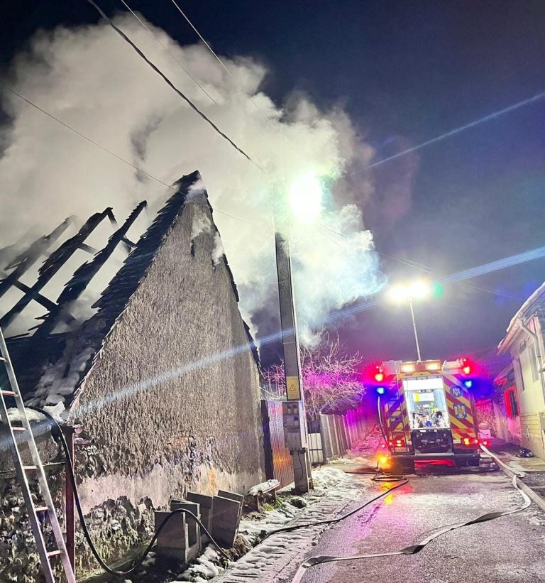 FOTO: O anexă a ars din cauza unui scurtcircuit