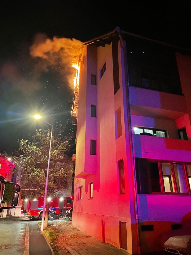 FOTO: 15 persoane evacuate dintr-un imobil cuprins de flăcări, în Sibiu