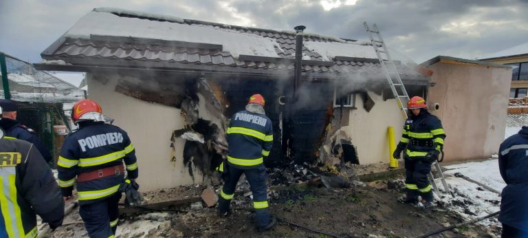 FOTO: Anexă distrusă de un incendiu violent, în Cisnădie