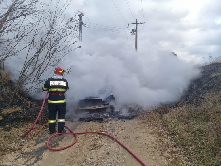 FOTO: Un autoturism a ars în totalitate din cauza scurgerilor de combustibil
