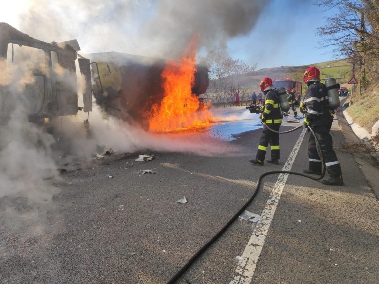 FOTO: Camion în flăcări între Slimnic și Mediaș, pe DN 14