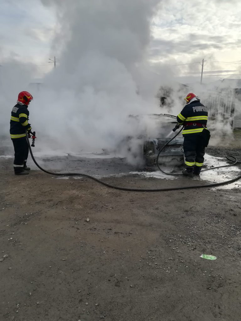 FOTO: Autoturism distrus de un incendiu, în Orlat