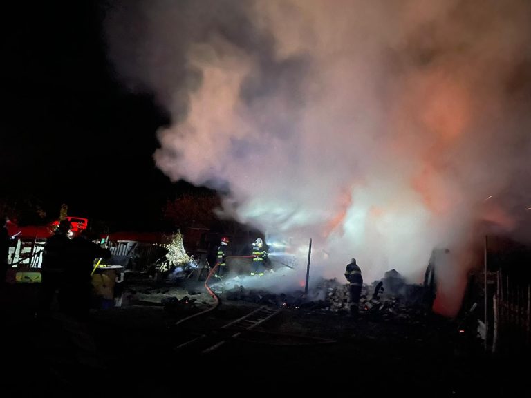 ULTIMA ORĂ: Incendiu izbucnit la un grajd. Pompierii sibieni au intervenit de urgență