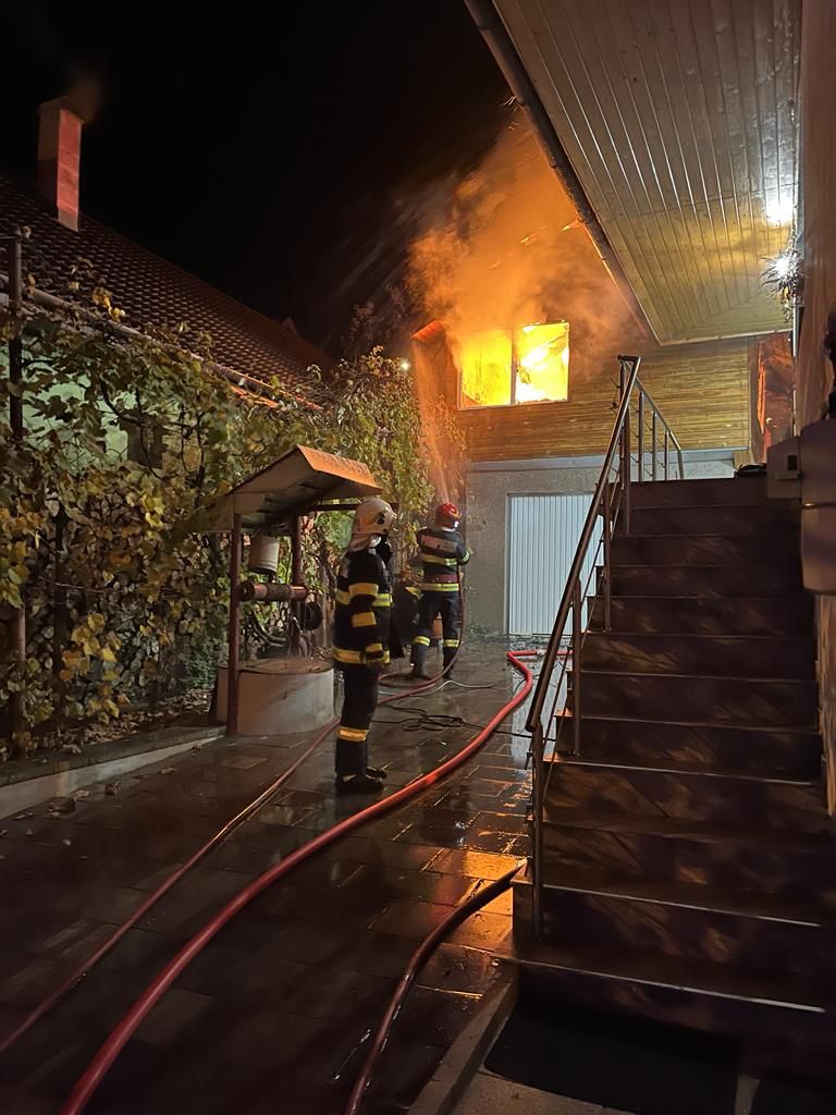 FOTO: Incendiu violent pornit de la un șemineu