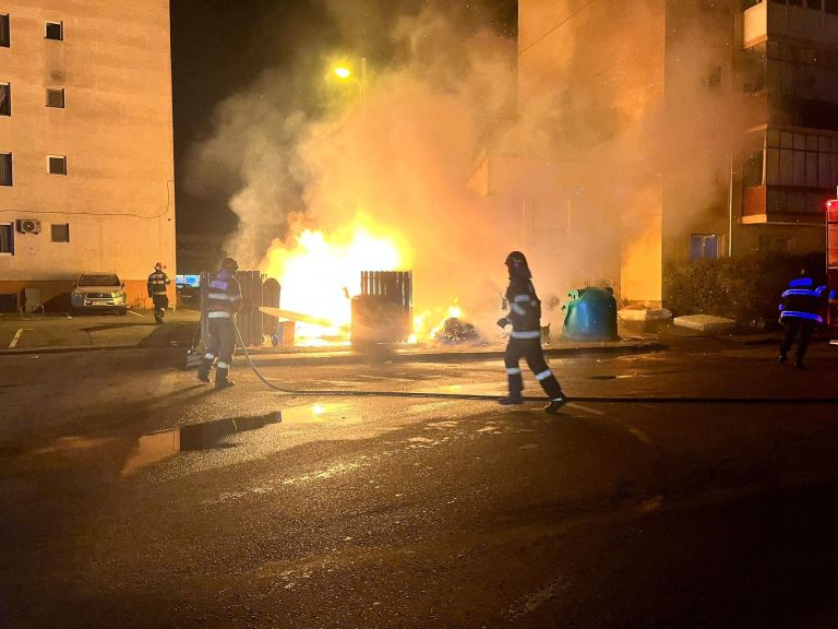 FOTO: Mai multe tomberoane distruse în Sibiu în urma unui incendiu provocat intenționat