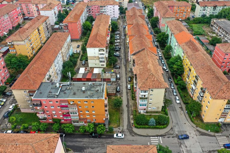 VIDEO: Canalizare, trotuare, locuri de parcare și de joacă noi în cartierul Vitrometan din Mediaș