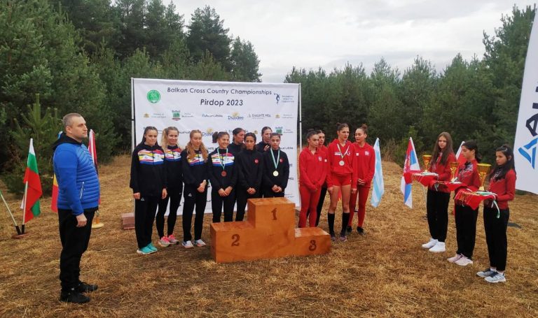 FOTO: Două atlete din Mediaș, vicecampioane balcanice la cros cu echipa României