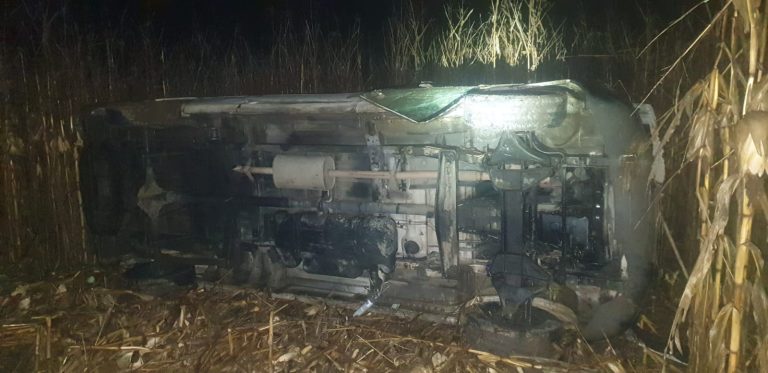 FOTO: Un microbuz s-a răsturnat pe DN 14, la ieșirea din Slimnic spre Mediaș