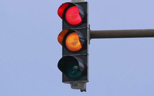 Semafoarele ar putea avea încă o culoare: roșu, galben, verde și alb