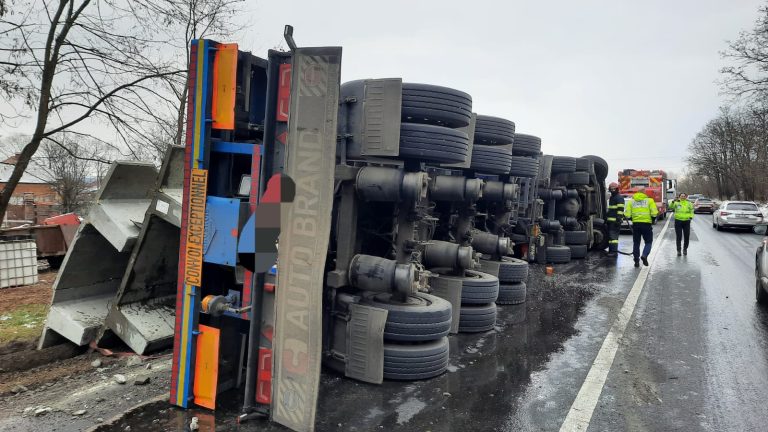 FOTO: Un sibian s-a răsturnat cu TIR-ul pe DN 1, la intrarea în Porumbacu de Jos