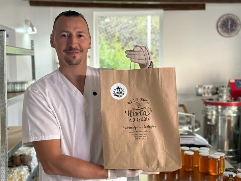 Herța Bio Apicole, o afacere sibiană dublu certificată ecologic care îndulcește România: „Printre albine? Mă simt ca acasă! Când plec, mi-e dor de ele!”
