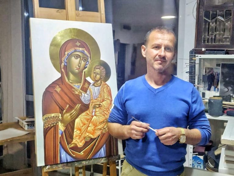 Povestea militarului care pictează icoane și colecționează ceasuri: „Oamenii simt nevoia de a se apropia mai mult de Dumnezeu în aceste vremuri încercate de războaie”