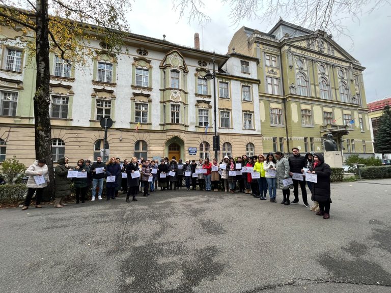Angajații DSP Sibiu au ieșit la protest. Aceștia solicită creșteri salariale