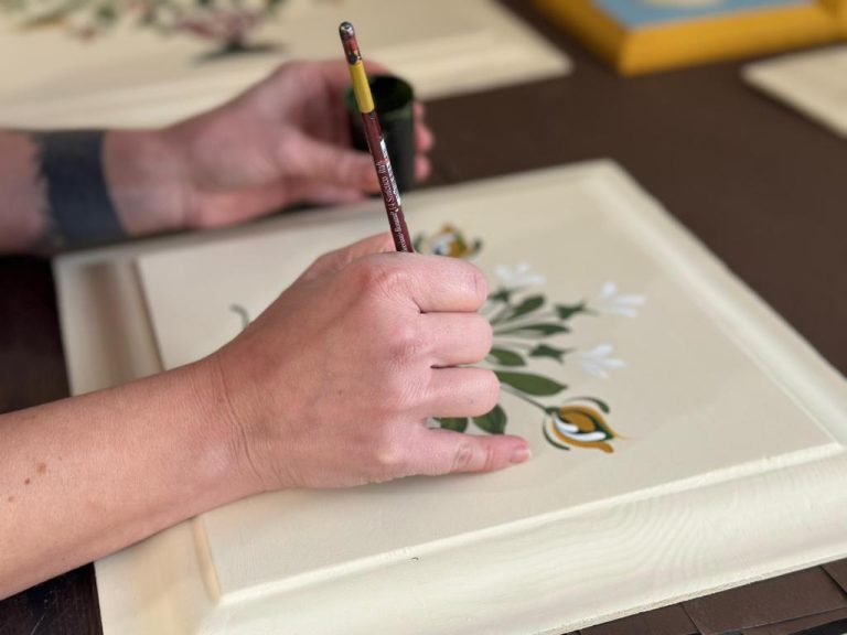 Cum continuă “Atelierul de Culoare” un meșteșug vechi de secole