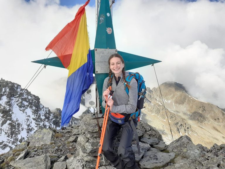 Alexandra Crișan: Tânăra  care, la 25 de ani, a escaladat toate vârfurile de peste 2500 m din România