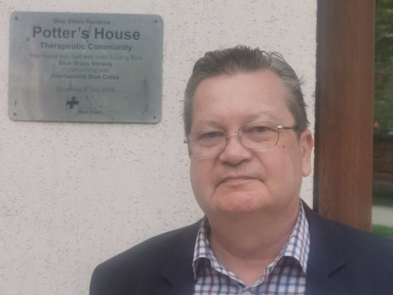 INTERVIU. Dr. Holger Lux, medicul care îți oferă o șansă să scapi de dependențe. Crucea Albastră, primul centru de recuperare din alcool și drog din România, se află la Șura Mică (Sibiu)