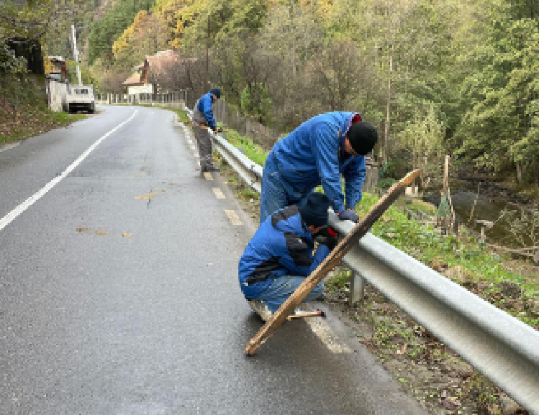 Drumuri și Poduri SA Sibiu continuă lucrările de reparații a drumurilor județene