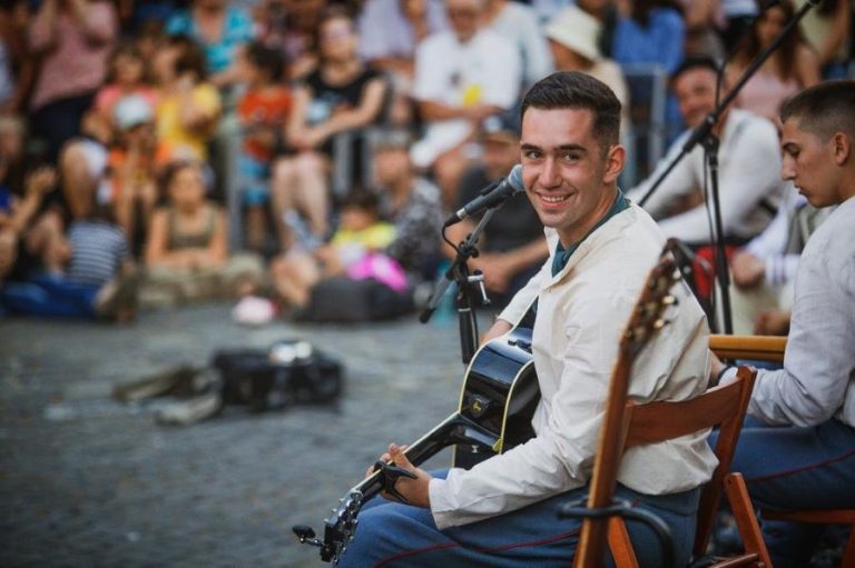 Poveste de Crăciun. Rareș Andrei Păuna, soldatul care face din colind ”armă” de asediat sufletul