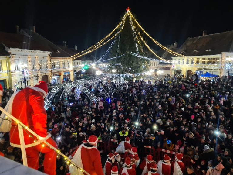 S-au aprins luminile de Crăciun la Cisnădie