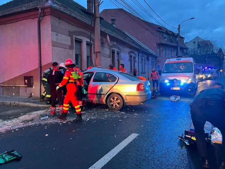 FOTO: Un tânăr cu permisul suspendat și-a făcut praf mașina în Sibiu. 3 persoane au fost rănite