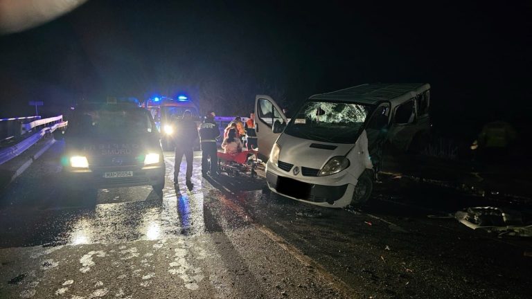 FOTO: 7 persoane implicate într-un accident pe DN 14. Coliziune între un microbuz și un autoturism