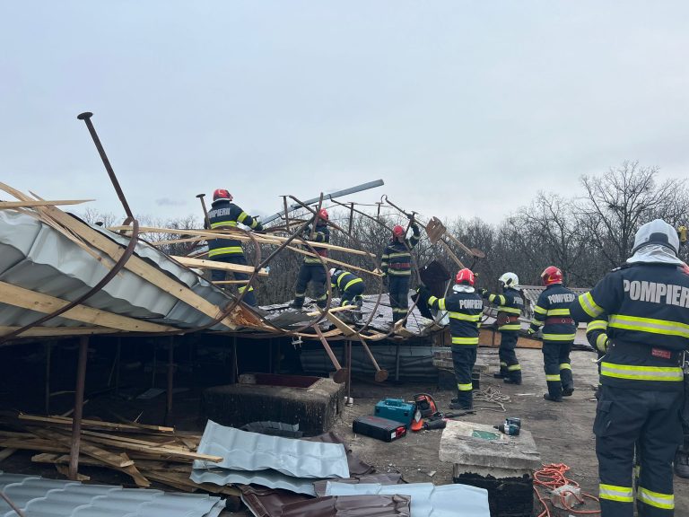 FOTO/VIDEO: Acoperișuri smulse de vânt în Sibiu