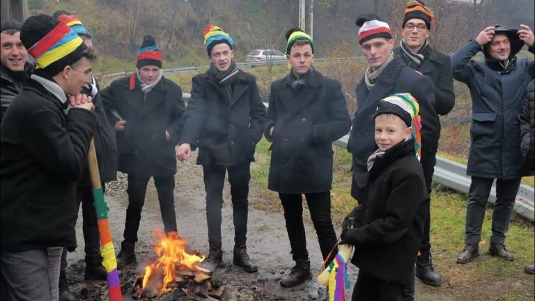 VIDEO: Feciorii din Sadu participă, sâmbătă, la Adusul Fagului