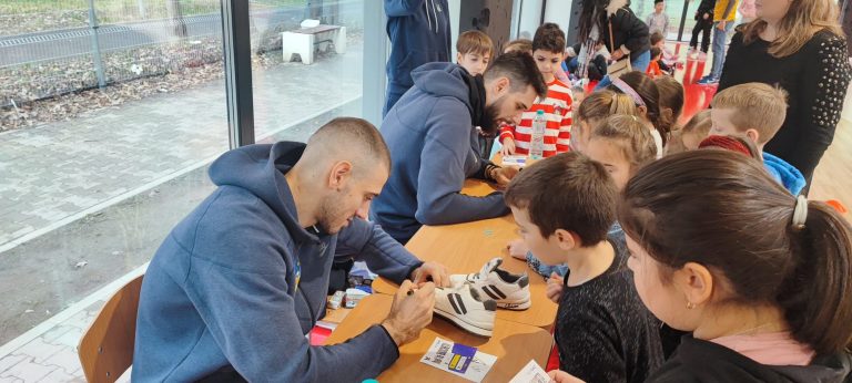 FOTO: Jucătorii CSU Sibiu, antrenori de baschet la Școala „Nicolae Iorga”