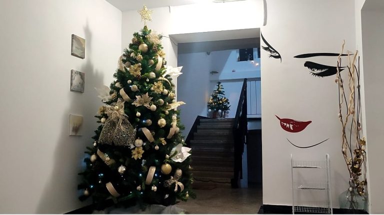 FOTO: O bijuterie de Crăciun. Un bloc a fost împodobit ca în povești