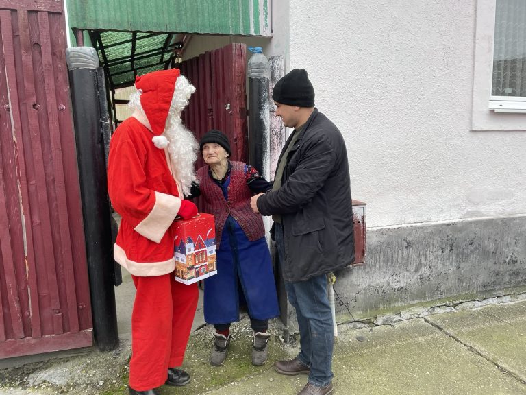 FOTO: Un Moș Crăciun din povești a ajuns la 80 de bunici din Copșa Mică