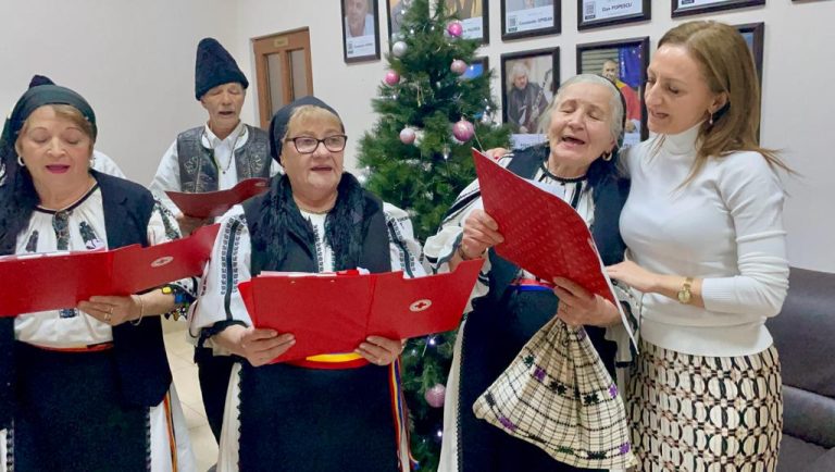 Seniorii de la Crucea Roșie au cooptat-o în corul colindătorilor pe Daniela Cîmpean