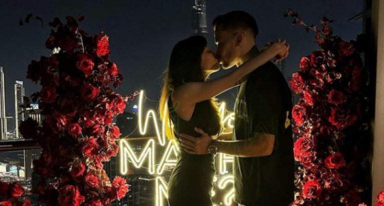 FOTO: Medieșeanul Darius Olaru și-a cerut iubita în căsătorie în vacanța din Dubai