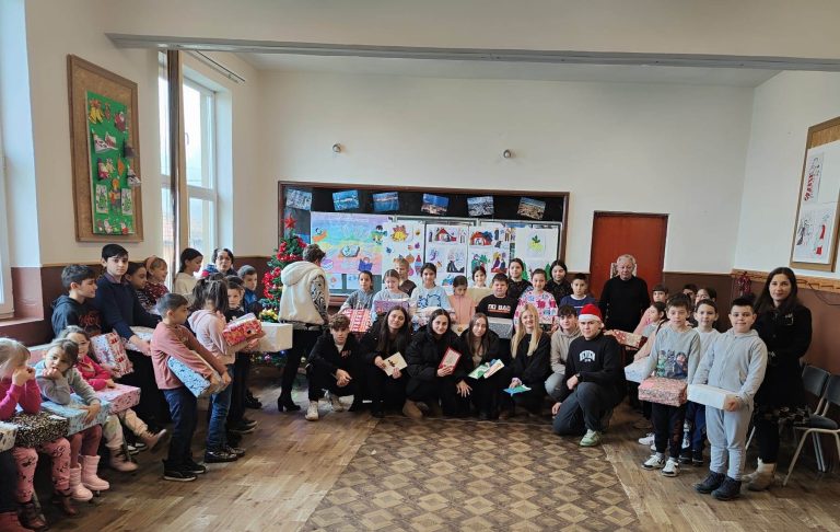 FOTO: Daruri de la „Axente Sever” la…Axente Sever. Elevii de la liceu au dus cadouri copiilor unei școli gimnaziale