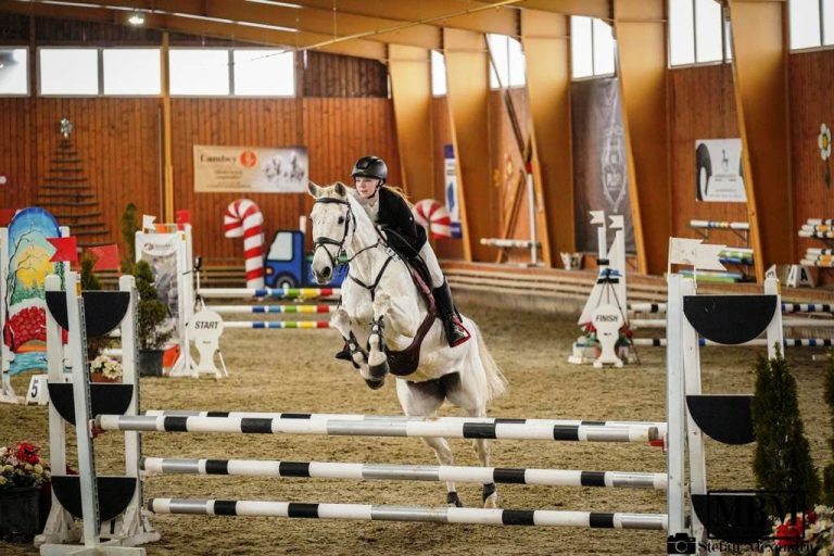 FOTO/VIDEO: Medieșeanca Lorena Ionescu a urcat pe podium la un concurs de echitație