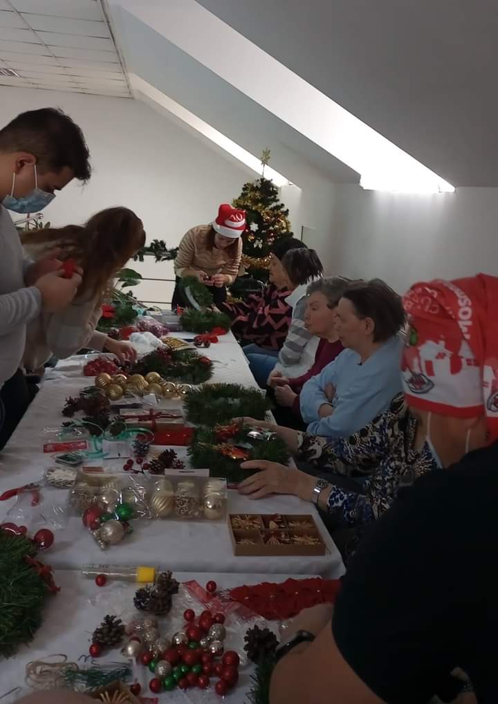 Seniorii de la UAMS Săliște se pregătesc de sărbători alături de voluntarii Bearing Point România