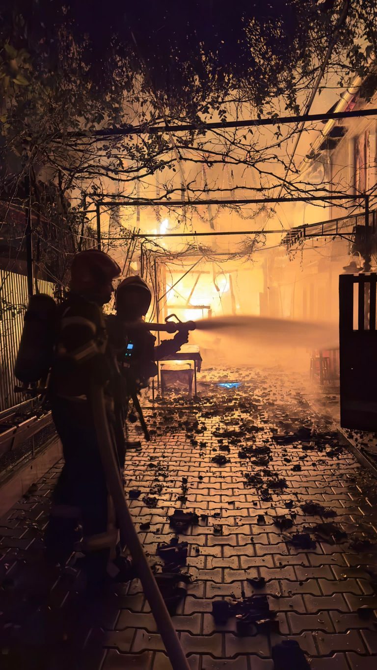 FOTO: Un incendiu pornit de la o șură s-a extins la două case