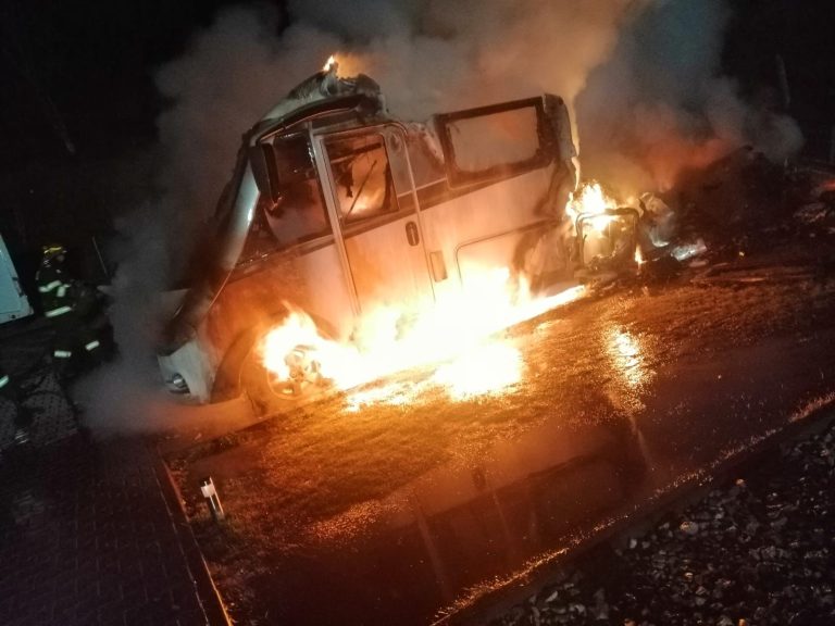 FOTO: Autorulotă distrusă în urma unui incendiu