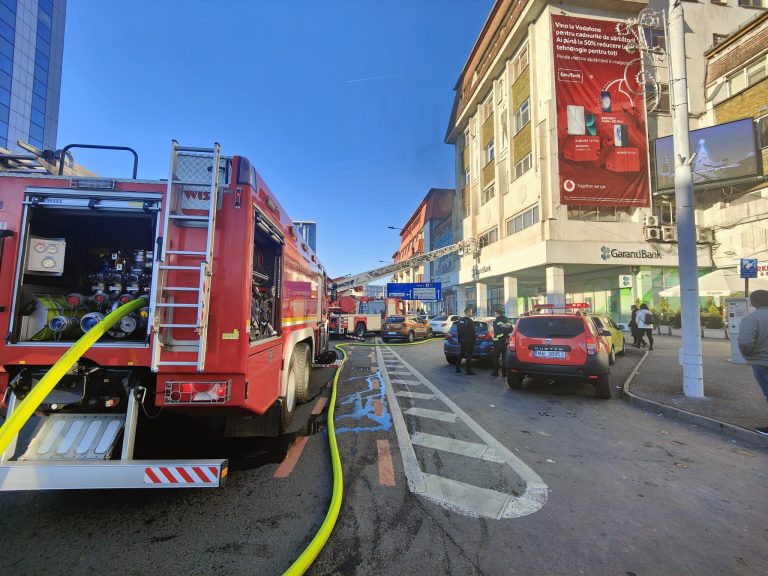FOTO / ULTIMA ORĂ: Incendiu într-o bancă din Sibiu. Încăperile au fost inundate cu fum