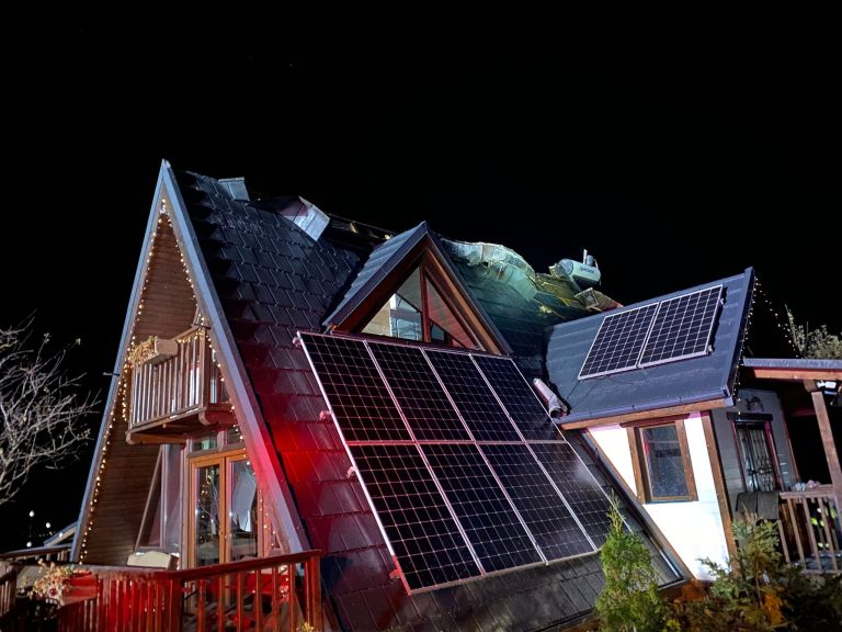 FOTO: Incendiu la o cabană din Rășinari