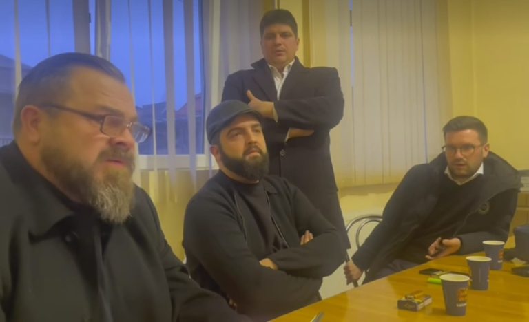 VIDEO: Fără microfon sau coloană sonoră, o colindă a artistului Ionuț Fulea a devenit virală pe internet