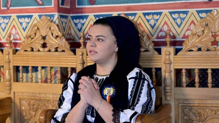 Melania Gîjulete, tânăra cu voce de aur: „Dumnezeu m-a trimis să vindec oamenii prin muzică și medicină