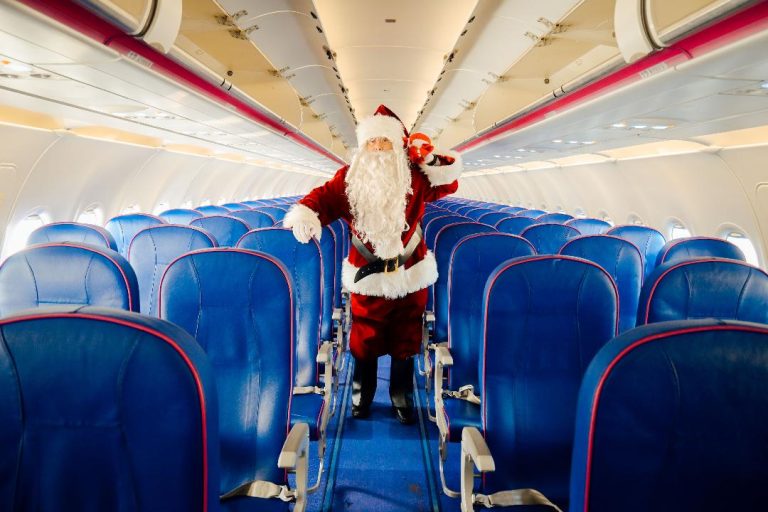 FOTO: Moș Crăciun a ajuns la Sibiu cu avionul. A fost pasagerul-surpriză din zborul de Memmingen