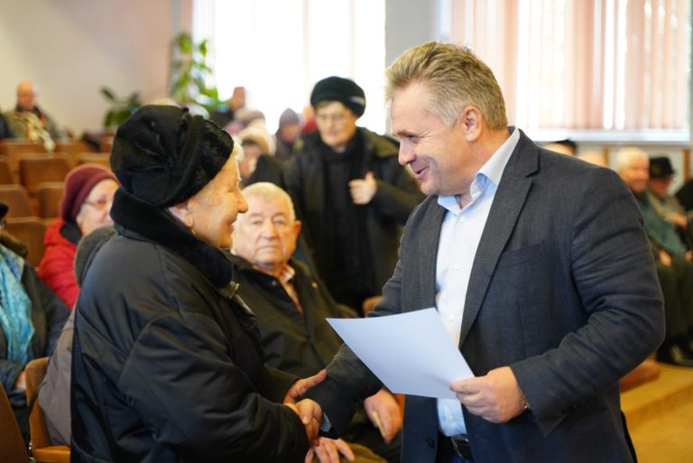 FOTO: 138 de octogenari au fost premiați de Primăria Mediaș