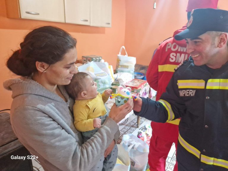 FOTO: Pompierii sibieni au fost ajutoarele Moșului pentru 4 copii greu încercați de viață