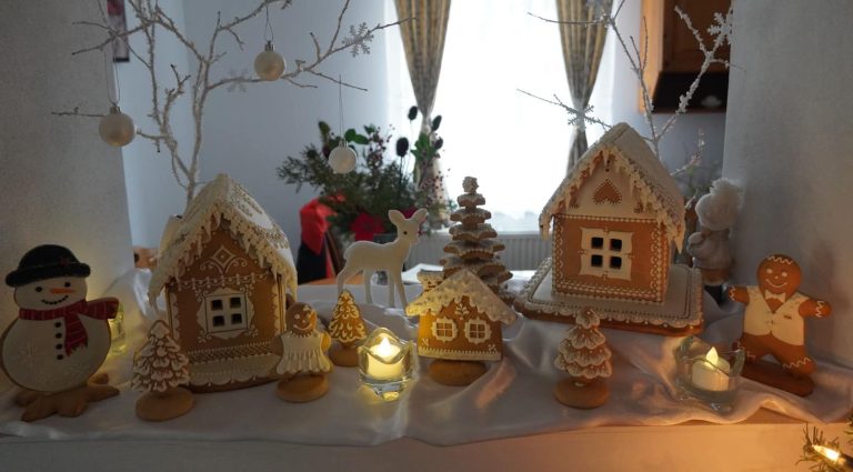 FOTO: Moș Crăciun și-a „deschis” laborator de cofetărie în casa unei preotese din Boarta