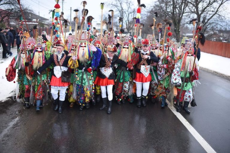 Tradiții de Anul Nou. Sunt sau nu ”pe bune” bătăliile între mascați la Ruginoasa?