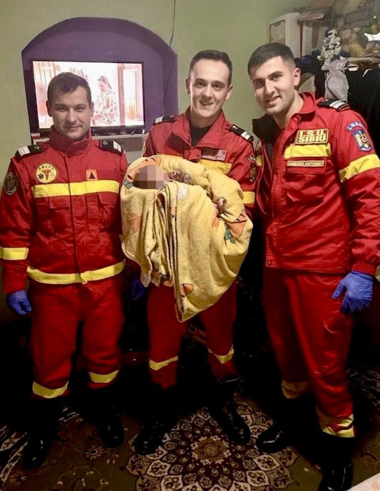 FOTO: „O femeie naște! Prematur!”. Misiune deosebită pentru 3 salvatori sibieni